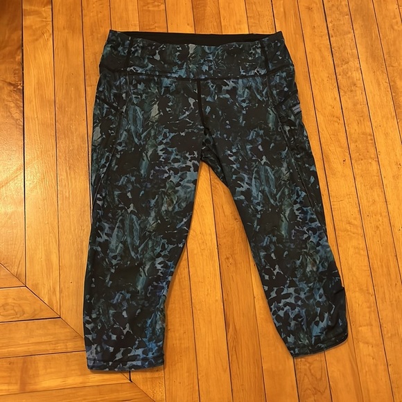 Lululemon Run: Top Speed Crop *Full-On Luxtreme
Floral Backdrop Blue Denim Multi - Picture 7 of 10